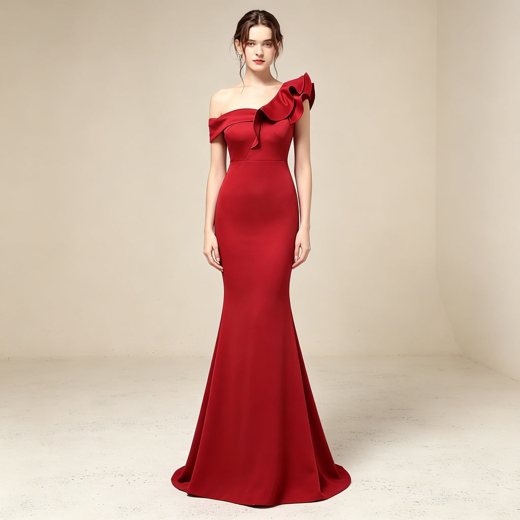 Bodenlanges Abendkleid mit Halterneck und floralen 3D-Applikationen